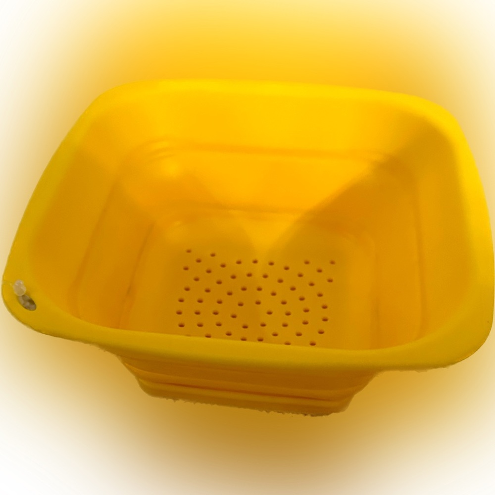 PROGRESSIVE MINI 3 CUP COLLAPSIBLE COLANDER STRAINER SNAP ON BOTTOM DRIP CATCHER